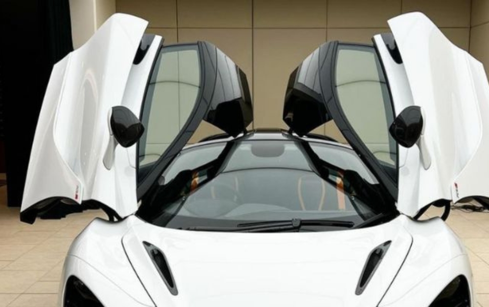 White Lambo, Lamborghini car self drive hire - Lamborghini Hire Melbourne